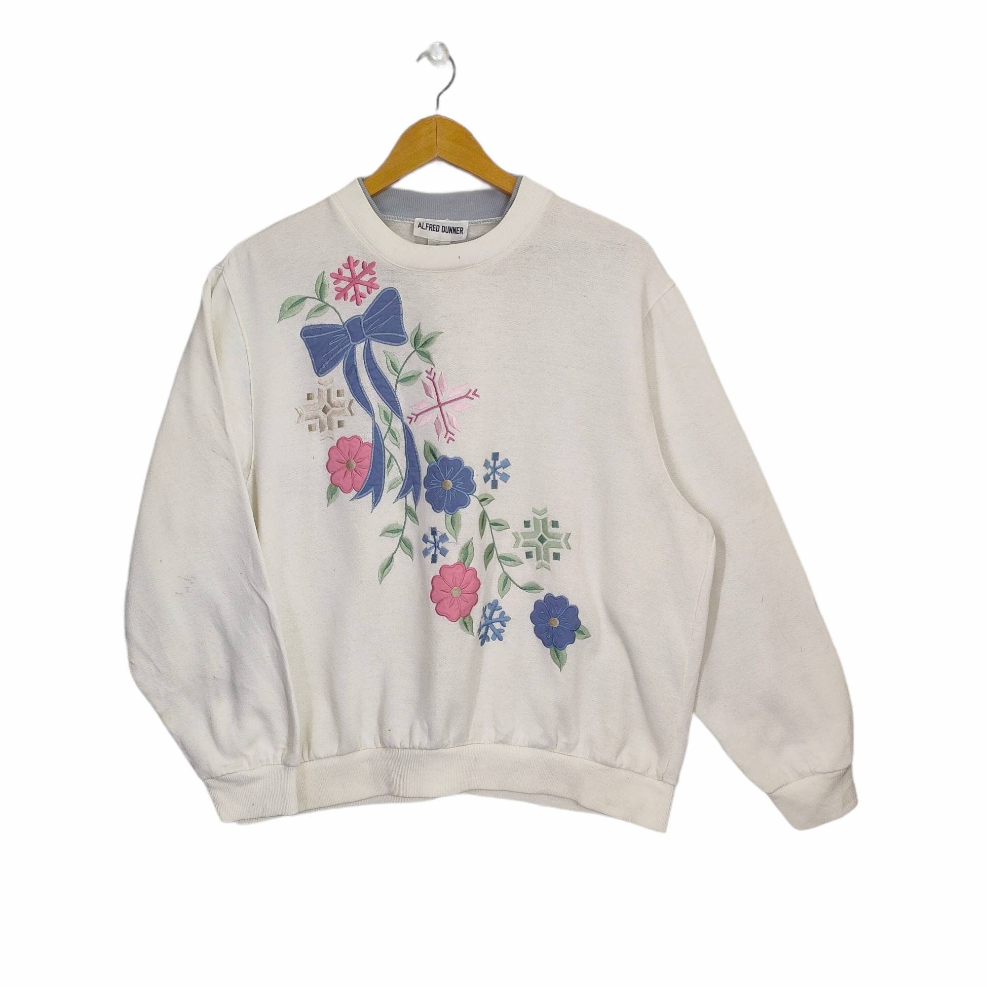 90s Embroidery Flower Sweatshirt X large Vintage Alfred Dunner Sweater Jumper Pullover Crewneck Cream Womens Size XL Sweatshirt – Aesthetic Look · Top Pick For Any Outfit