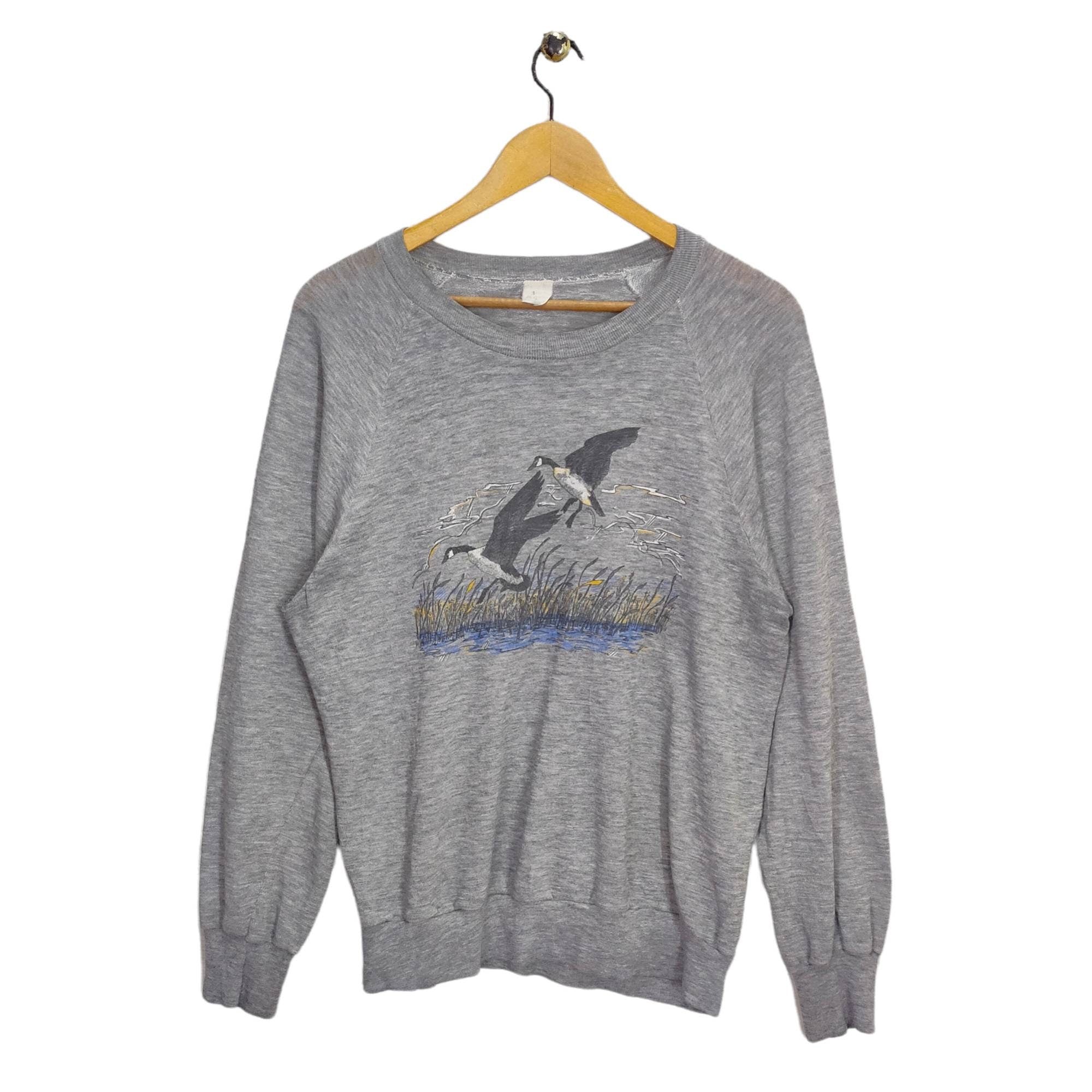 Vtg 80s Destressed Raglan Sweatshirt Vintage Goose Sweater Jumper Pullover Animal Graphic Gray Size M Sweatshirt – Aesthetic Look · High-Quality Print
