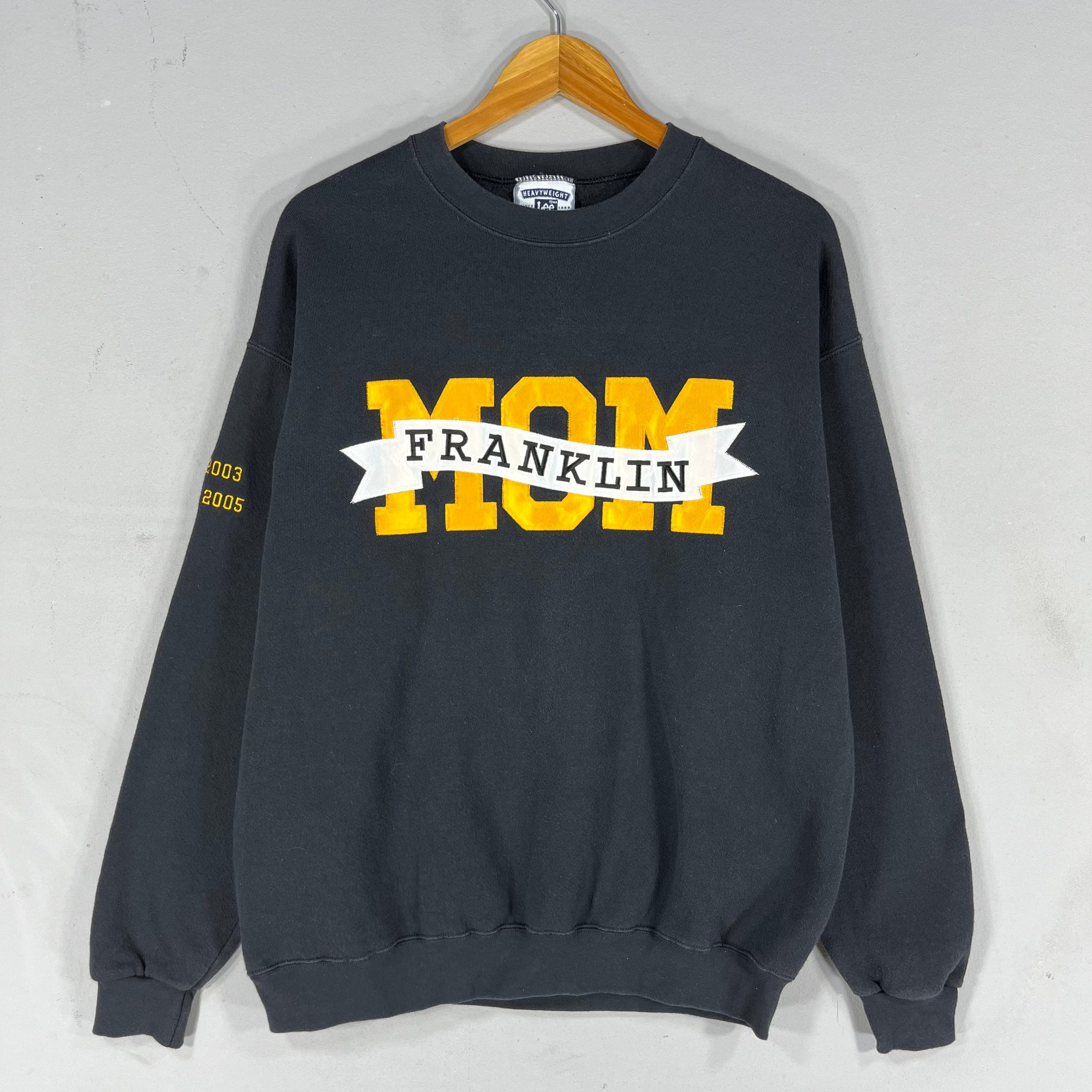Vintage Lee Tag Franklin Mom Spellout Big Logo Embroided Sweatshirt Crewneck Pacific University Sweater Baggie Colour Black Size Large Sweatshirt – Aesthetic Look · Must-Have Style