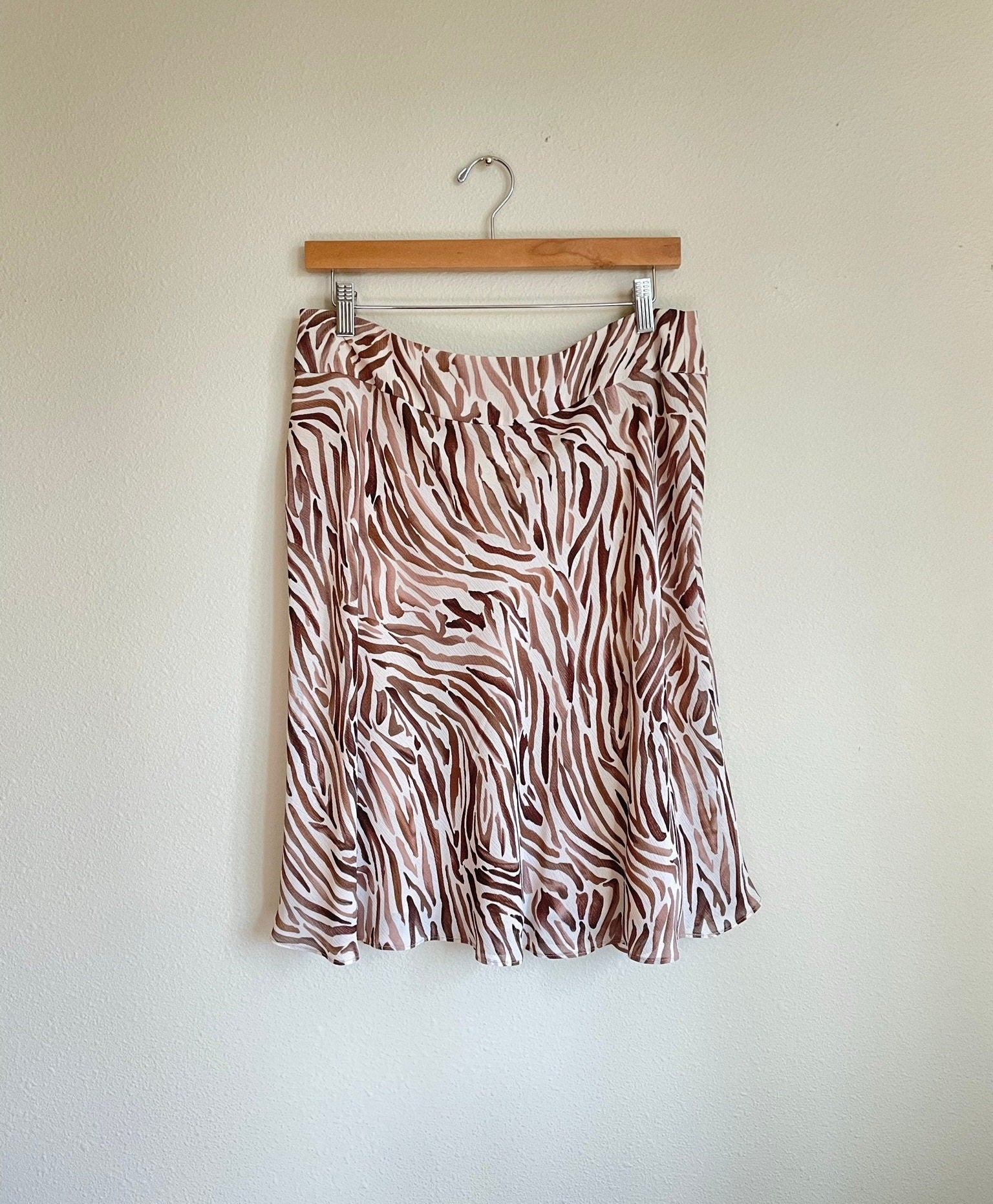 Zebra Print Midi Skirt Vintage 90s Early 2000s Neutral Skirt Graphic Tee – Warm & Stylish · High-Quality Print