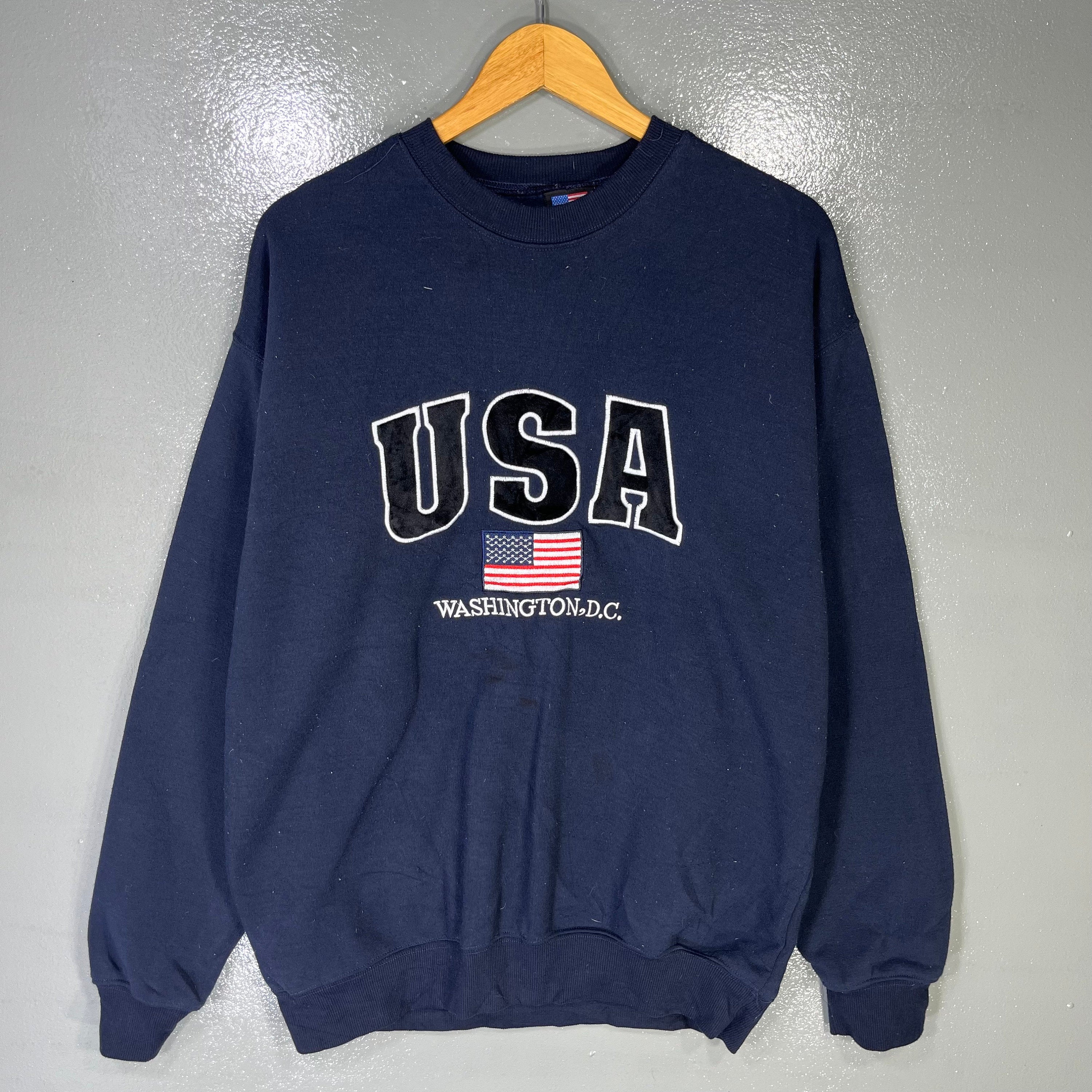 Vintage Y2K America Tag USA Washington DC Spellout Big Logo Embroidered Sweatshirt Baggie Crewneck Washington Colour Blue Navy Size Large Sweatshirt – Premium Graphic · Must-Have Style