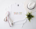 Reise T Shirt Travel More Worry Less Shirt Reiseliebhaber Weltenbummler Shirt Reiselust Geschenk Globetrotter Shirt Reiseinspiration Graphic Tee – Warm & Stylish · Trending Graphic Apparel