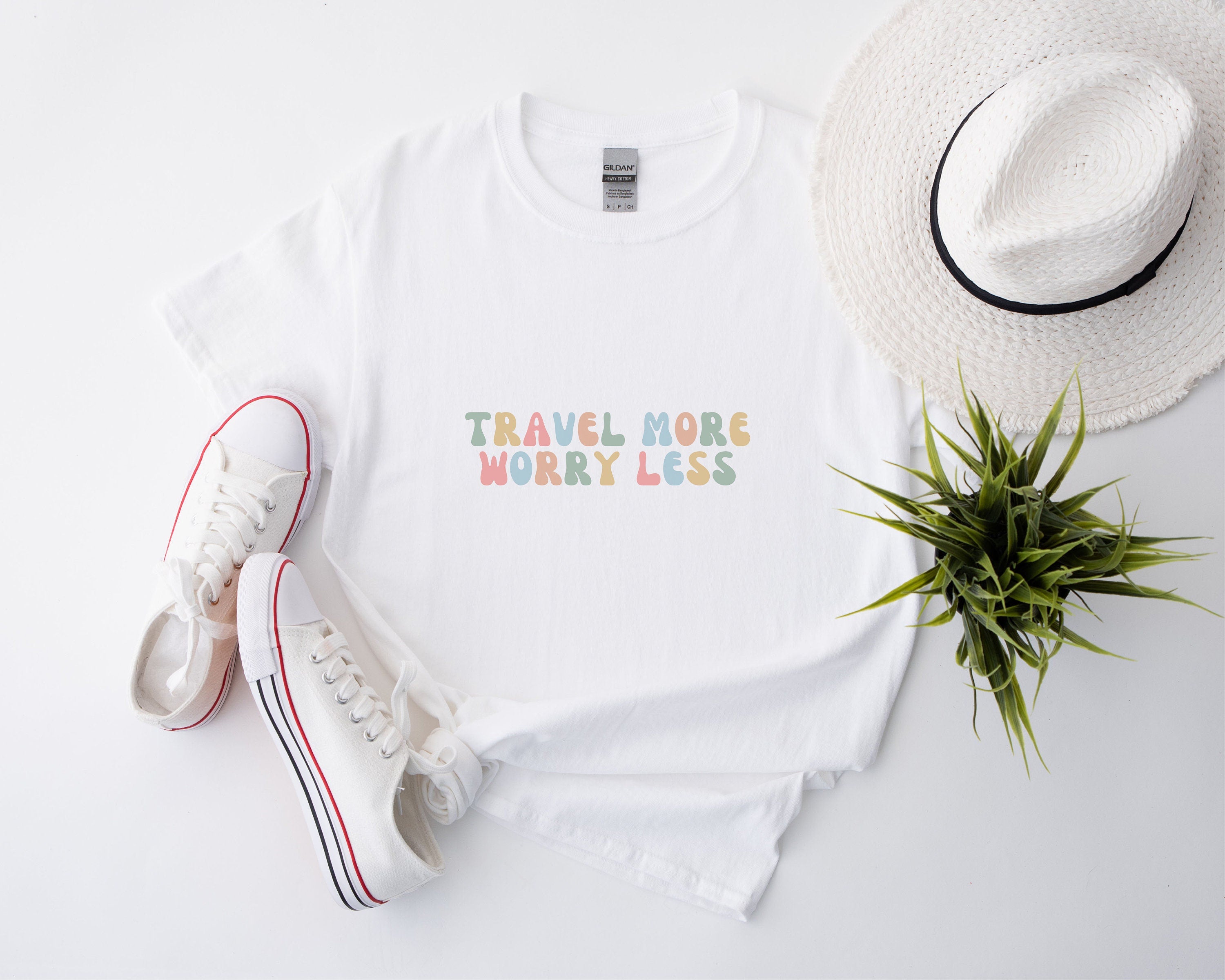 Reise T Shirt Travel More Worry Less Shirt Reiseliebhaber Weltenbummler Shirt Reiselust Geschenk Globetrotter Shirt Reiseinspiration Graphic Tee – Warm & Stylish · Trending Graphic Apparel