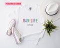 Personalisierbares Van Life T Shirt Custom Camper Tshirt Van Geschenk Individuelles Van Life T Shirt Camper Van TShirt Road Trip Shirt Graphic Tee – Bold Style · High-Quality Print