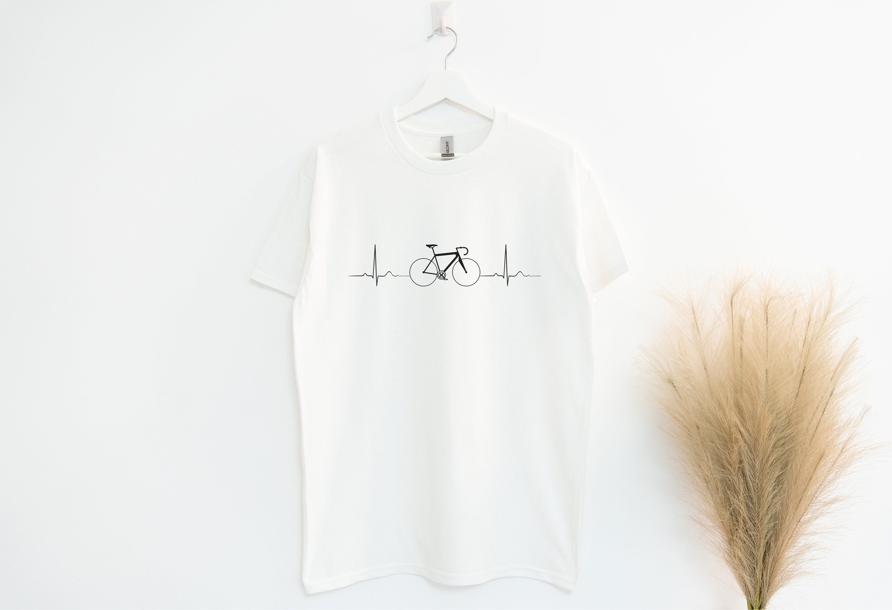 Fahrrad T Shirt Cycling Heartbeat Shirt Radler Kleidung Fahrrad Fan Bike Lover Fahrrad Shirt Pedal Power Radsport Shirt Graphic Tee – Cozy Vibes · High-Quality Print
