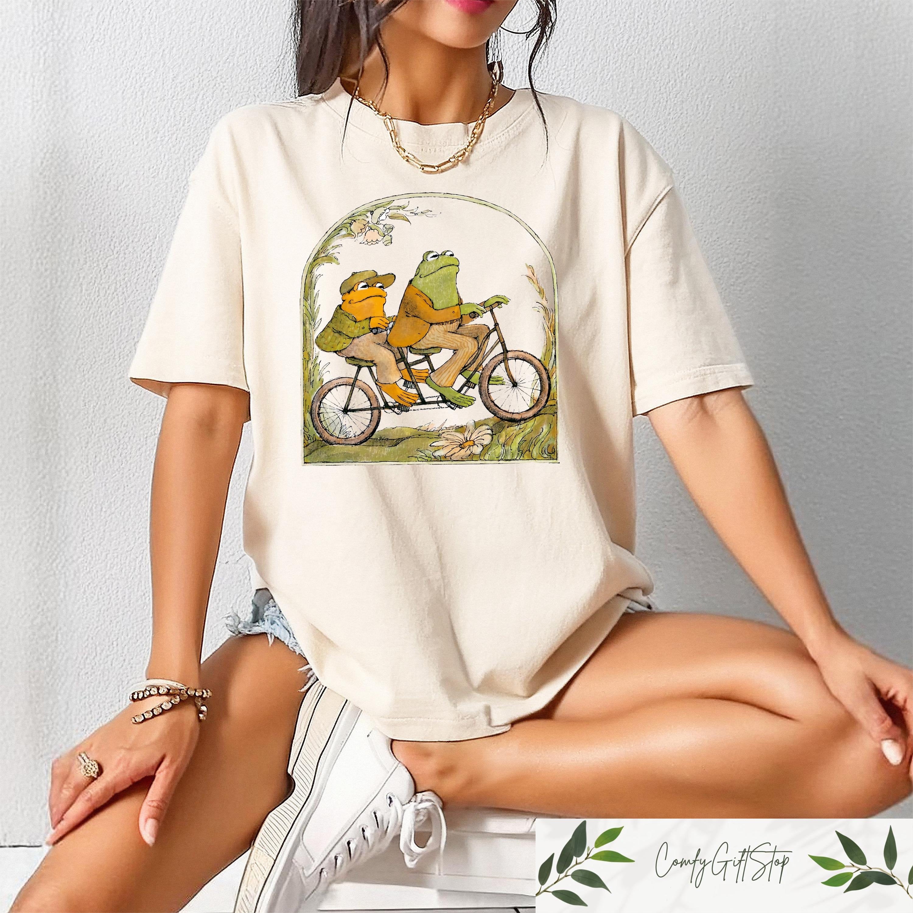 Frog And Toad 90s Graphic Shirt Frog And Toad Sweatshirt Nature Shirt Comfort Frog T Shirt Bike Lovers Shirt Classic Book Shirt Sweatshirt – Aesthetic Look · Perfect For Daily Wear
