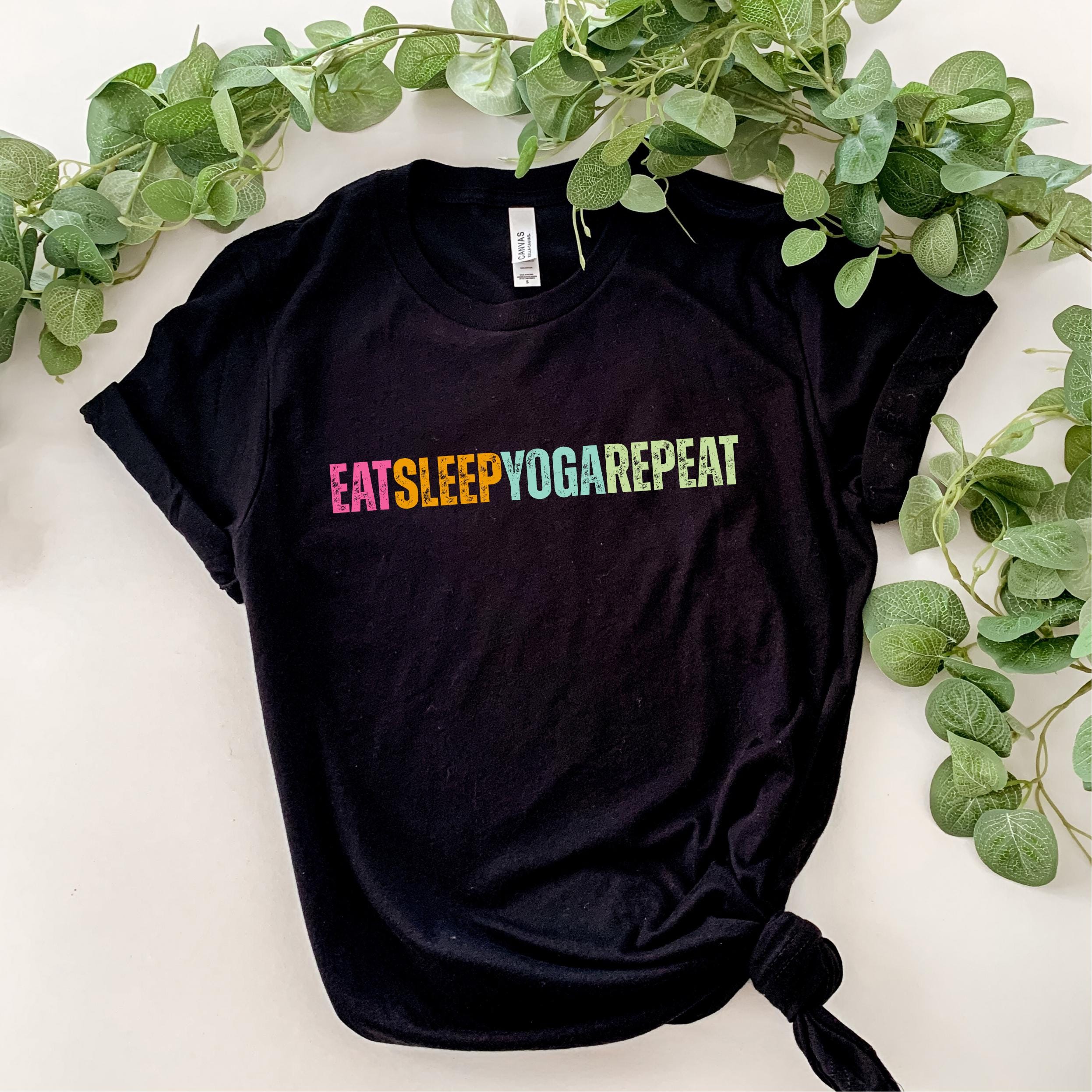 Eat Sleep Yoga Shirt Gemtliches Namaste Yoga Shirt Achtsamkeit Shirt Meditationsshirt Boho Yoga Kleidung Spirituell Yoga Graphic Tee – Feel-Good Design · Great Gift For Fans