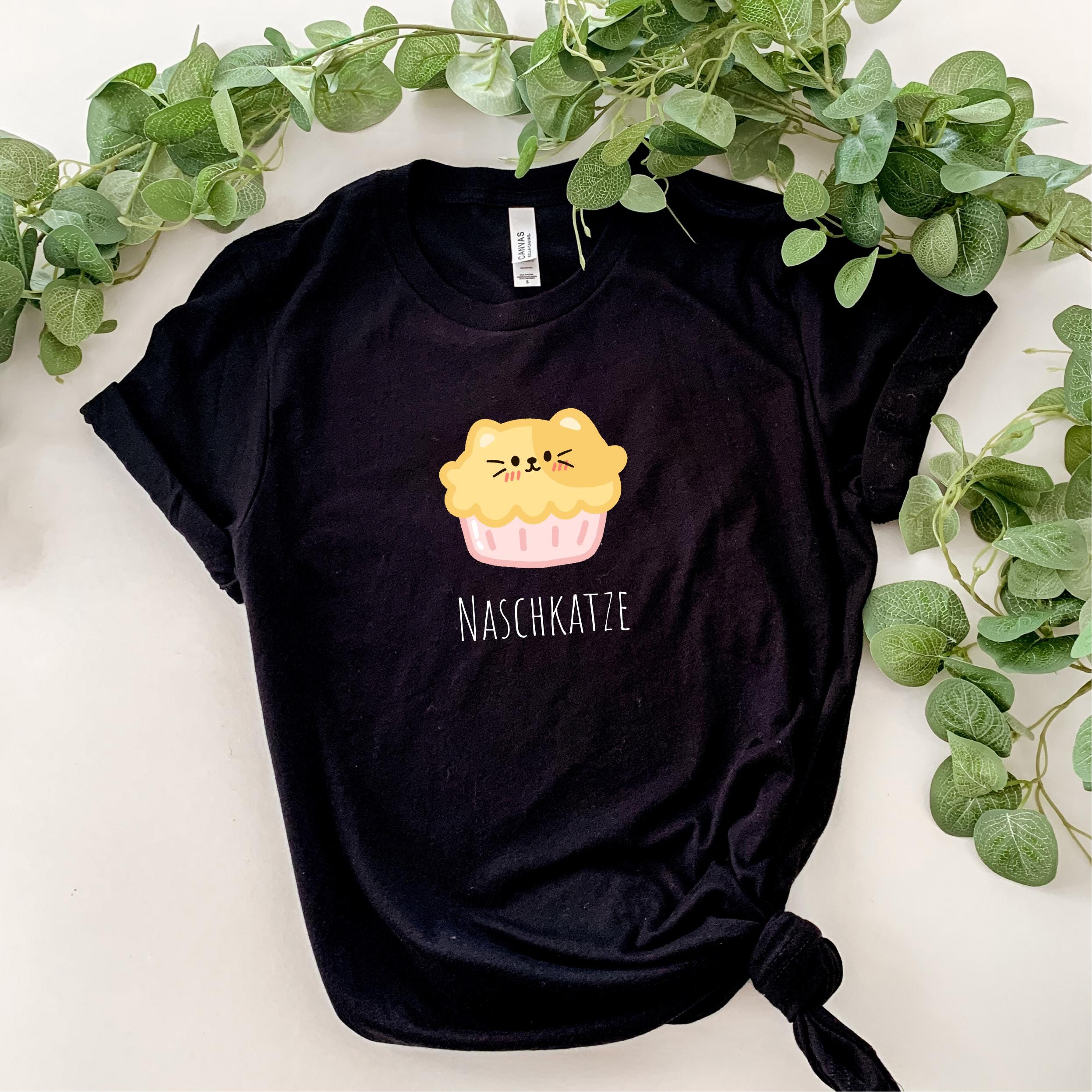 Naschkatze Shirt Sigkeiten Tshirt Naschen Liebhaber T Shirt Sigkeiten Motiv Candy Addict Shirt Lustige T Shirts Graphic Tee – Warm & Stylish · High-Quality Print