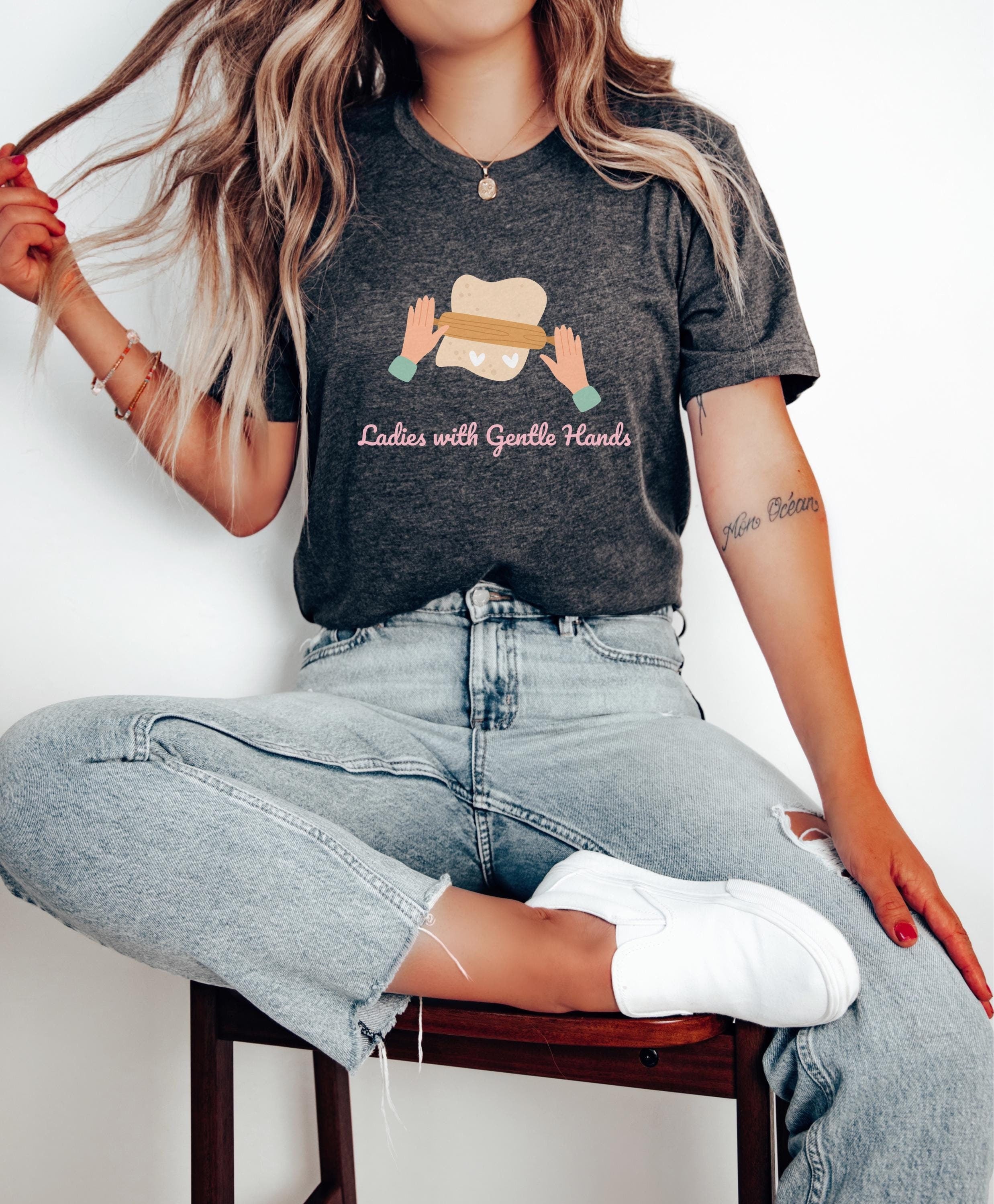 Backen T Shirt Bcker Shirt lustiges Shirt fr Bcker Backen Liebhaber Shirt Backen Wortspiel Backen Geschenk fr Sie Graphic Tee – Bold Style · Trending Graphic Apparel