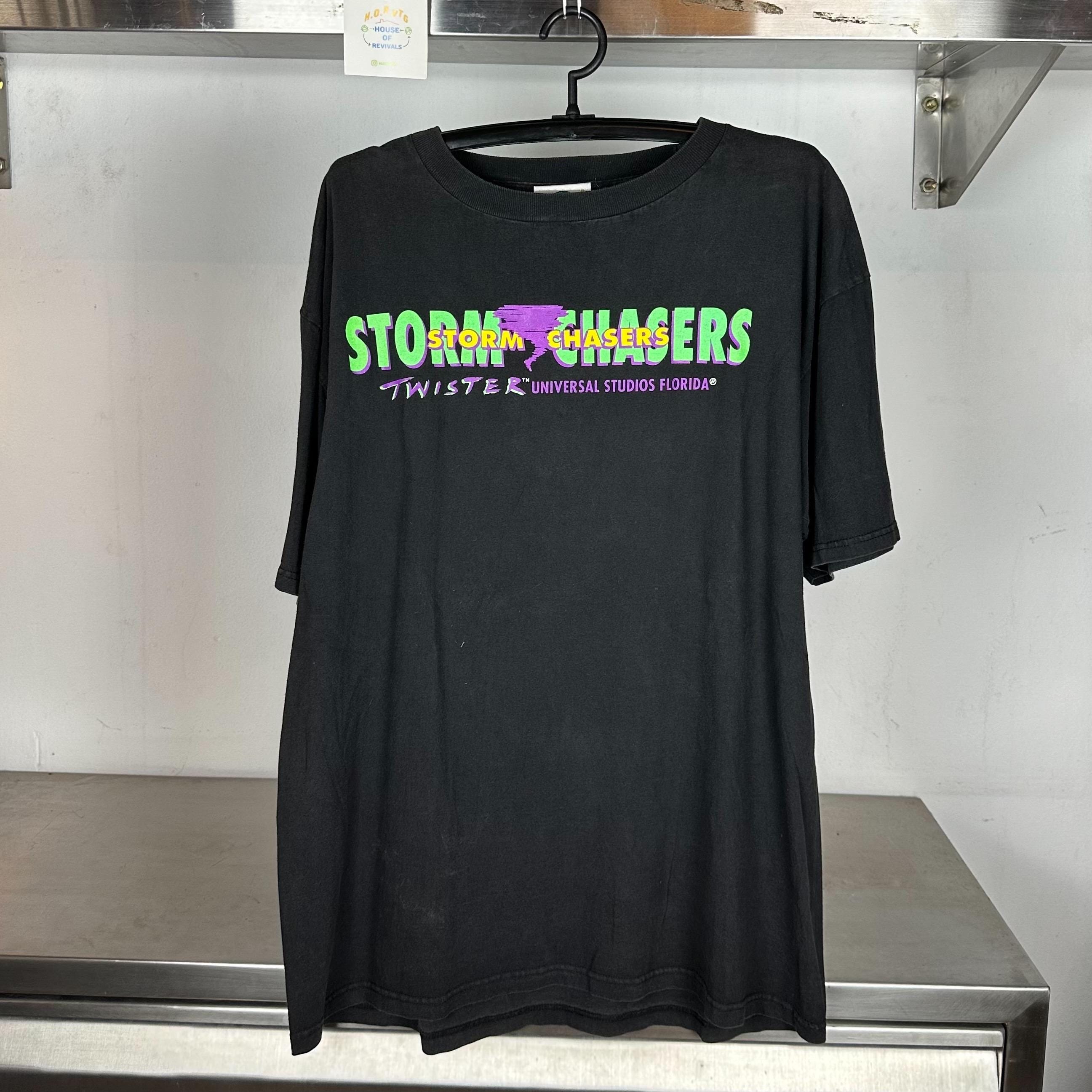 Vintage 1996 Twister Storm Chasers Universal Studios Movie Promo XL Black T shirt Graphic Tee – Bold Style · High-Quality Print