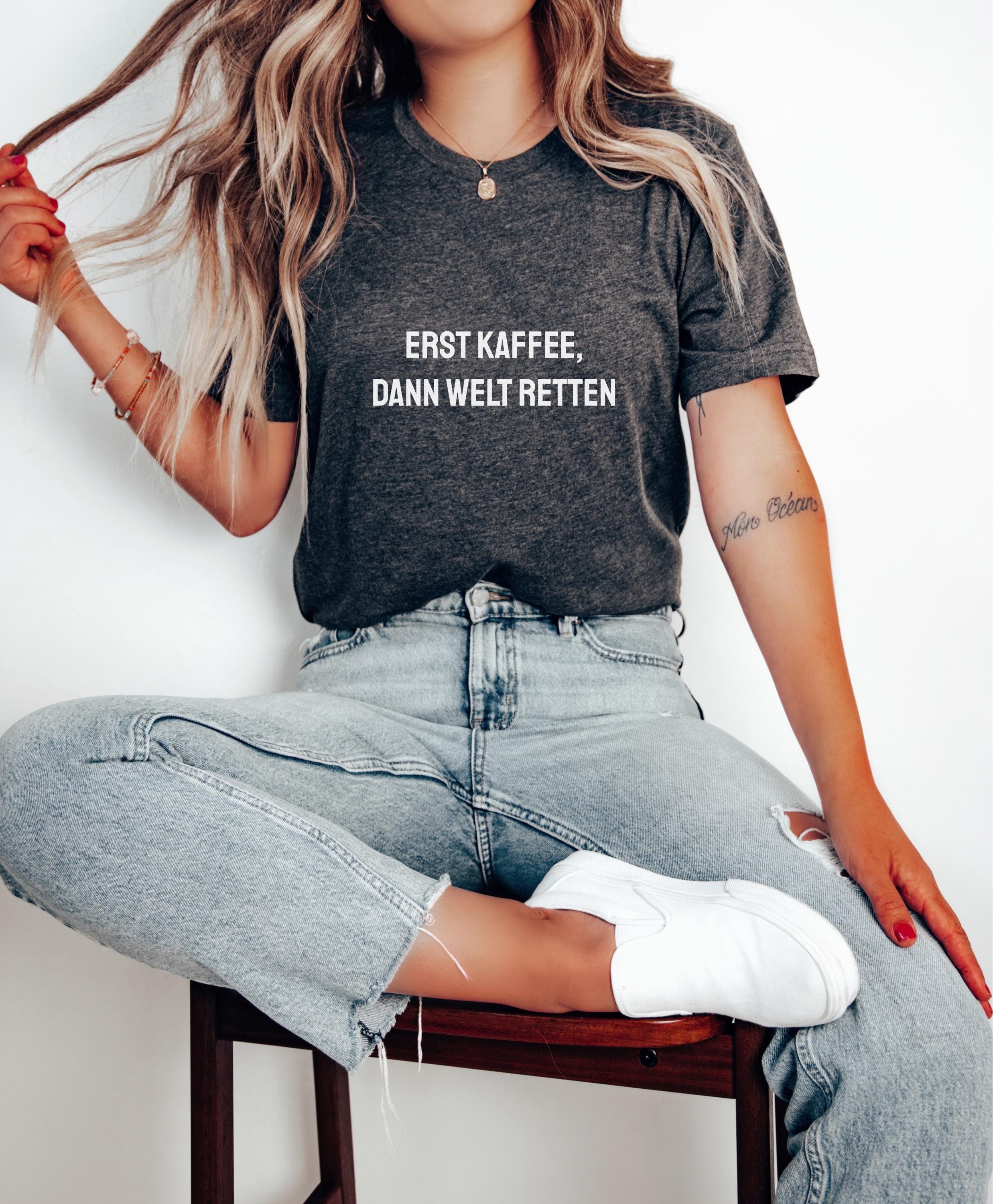 Erst Kaffee Dann Welt Retten T Shirt Lustiges Kaffee Shirt Sarkastisches Shirt Kaffee Liebhaber Kaffee Geschenkidee Graphic Tee – Premium Graphic · Must-Have Style