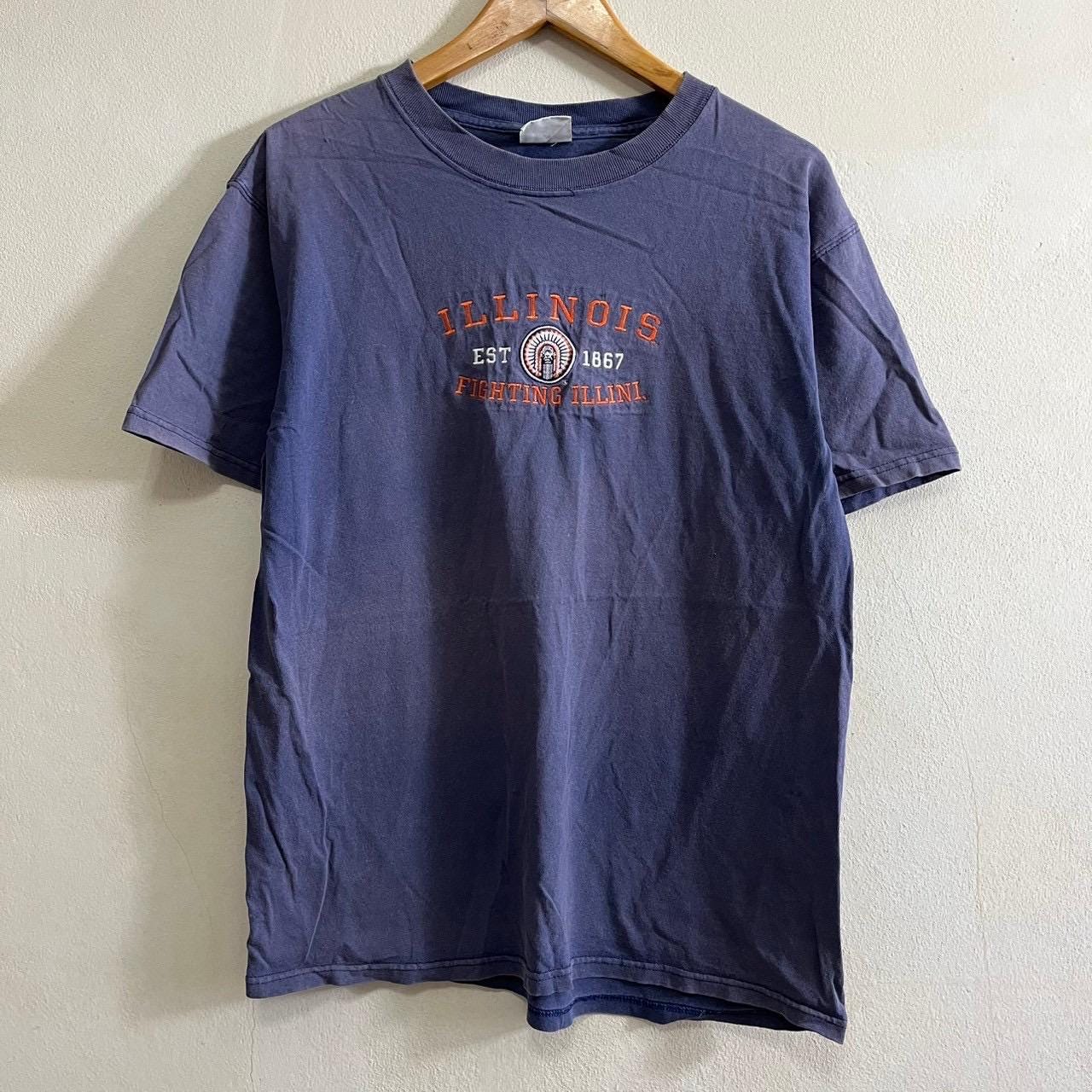Vintage University of Illinois T shirt Graphic Tee – Bold Style · Top Pick For Any Outfit