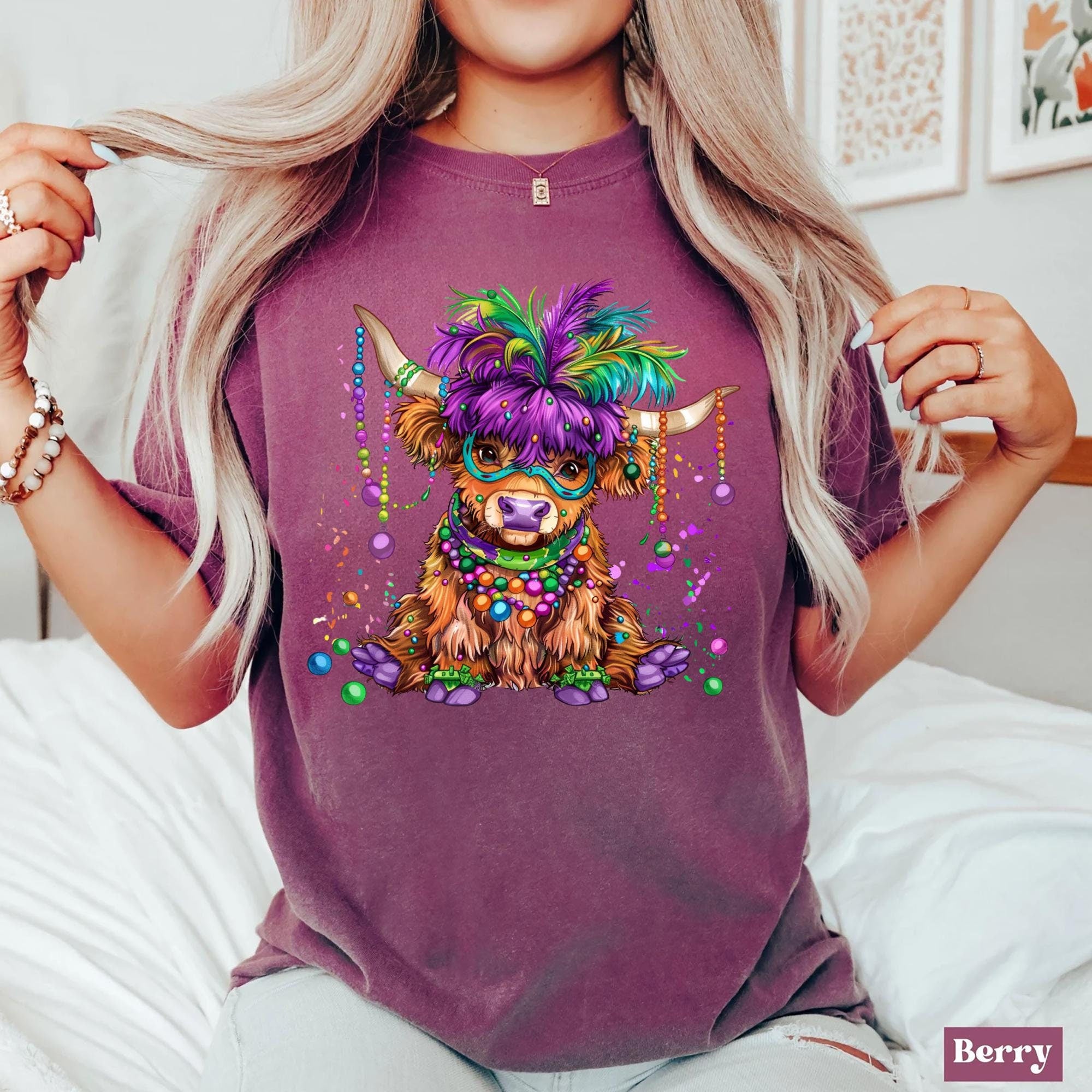 Mardi Gras Highland Cow Shirt Howdy Mardi Gras Shirt 2025 Mardi Gras Carnival Tee Purple Yellow Green Tee Mardi Gras Wild West Shirt Graphic Tee – Bold Style · High-Quality Print