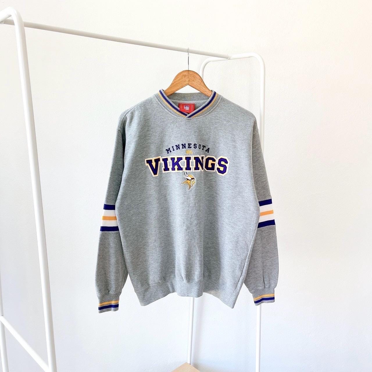 90s Minnesota Vikings football NFL gray sweatshirt M Sweatshirt – Fan Favorite · High-Quality Print