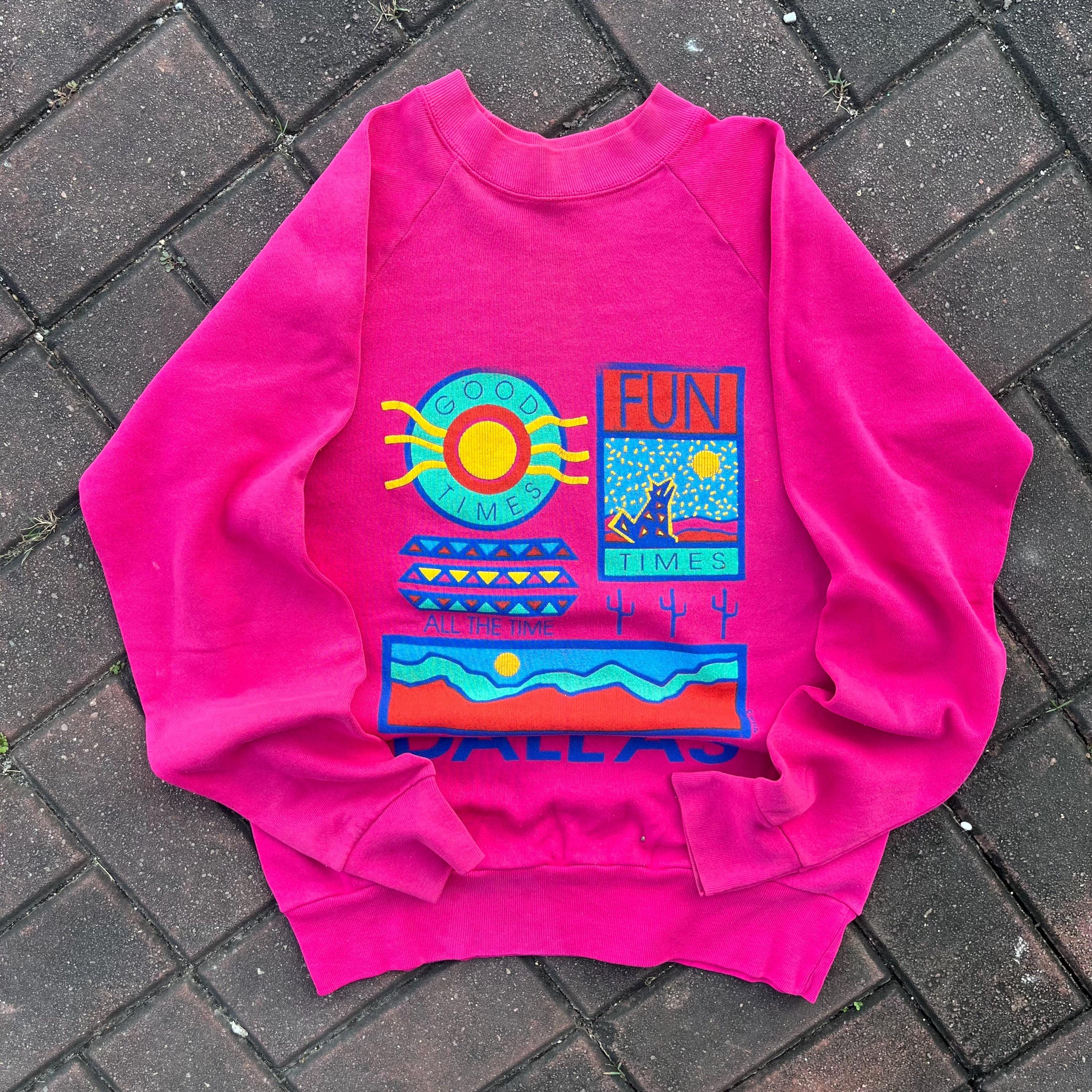 Vintage 90s Dallas Spellout Big Logo Printed Vintage Graphic Sweatshirt Crewneck Pullover Sweater Dallas America Colour Hot Pink Size NA Sweatshirt – Feel-Good Design · High-Quality Print