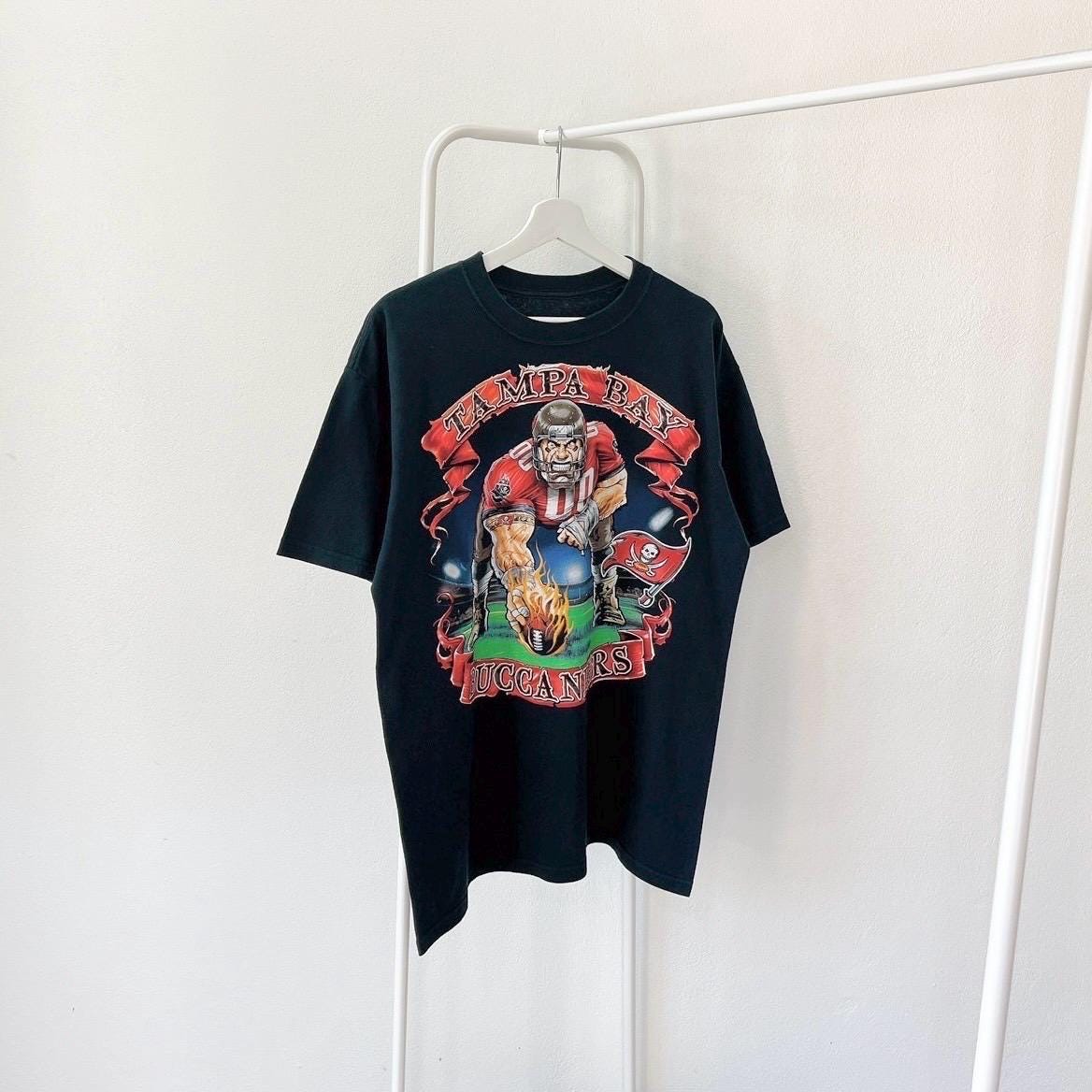 Vintage 00s Tampa bay buccaneers football vintage black t shirt L Graphic Tee – Aesthetic Look · Trending Graphic Apparel