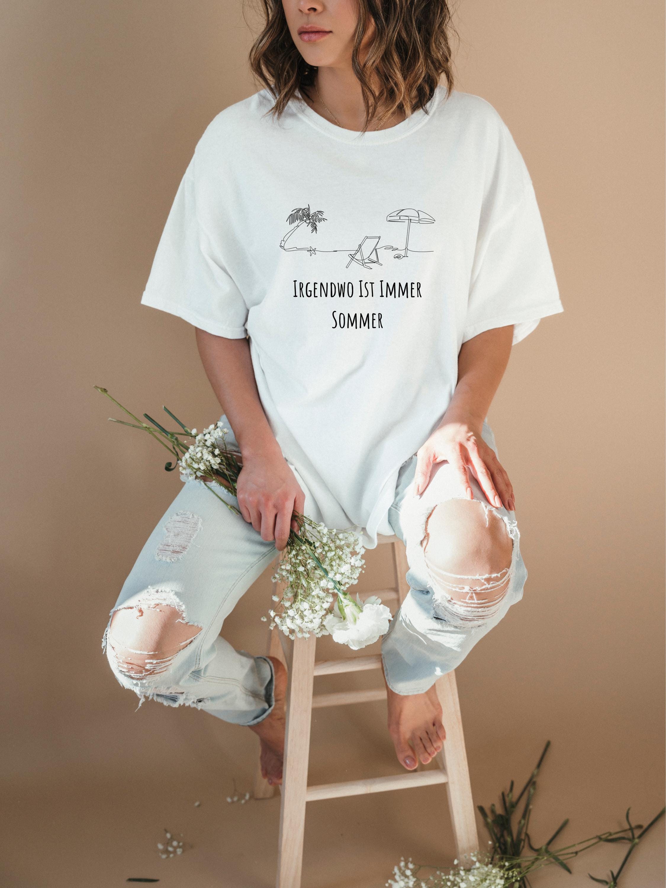 Sommer T Shirt Irgendwo ist immer Sommer Lustiges Reise Shirt Beach Vibes Urlaubsmode Geschenk fr Strandliebhaber Graphic Tee – Feel-Good Design · Top Pick For Any Outfit