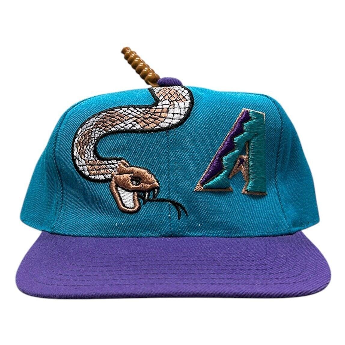 Vintage 90s MLB Drew Pearson Arizona Diamondbacks Snake Rattle Head Snapback Hat Graphic Tee – Fan Favorite · Great Gift For Fans