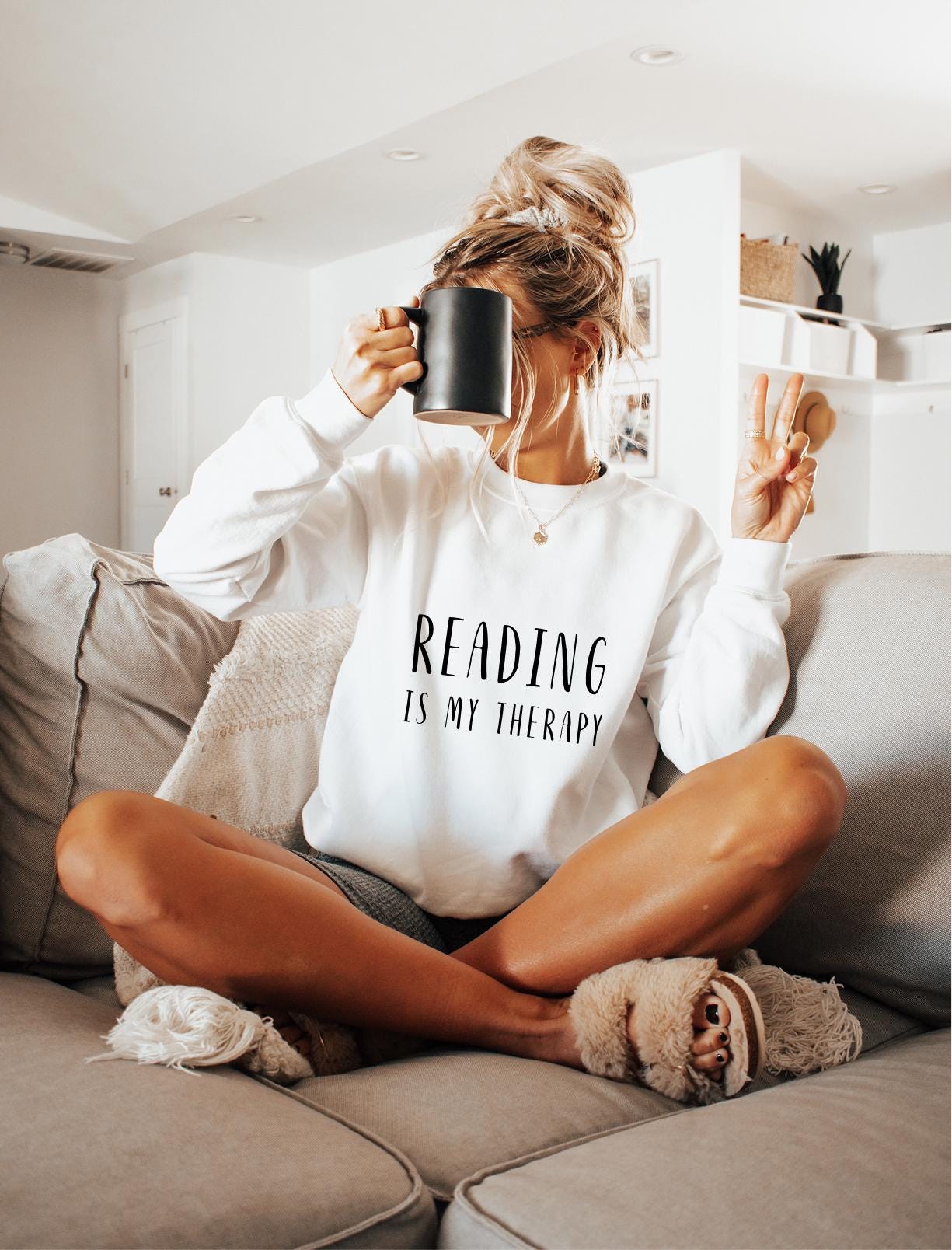Reading is my Therapy Sweatshirt Buchliebhaber Pullover Lesen Geschenk Bcherwurm Sweater Geschenk fr Leser Bibliophile Sweatshirt Sweatshirt – Easygoing Wear · High-Quality Print