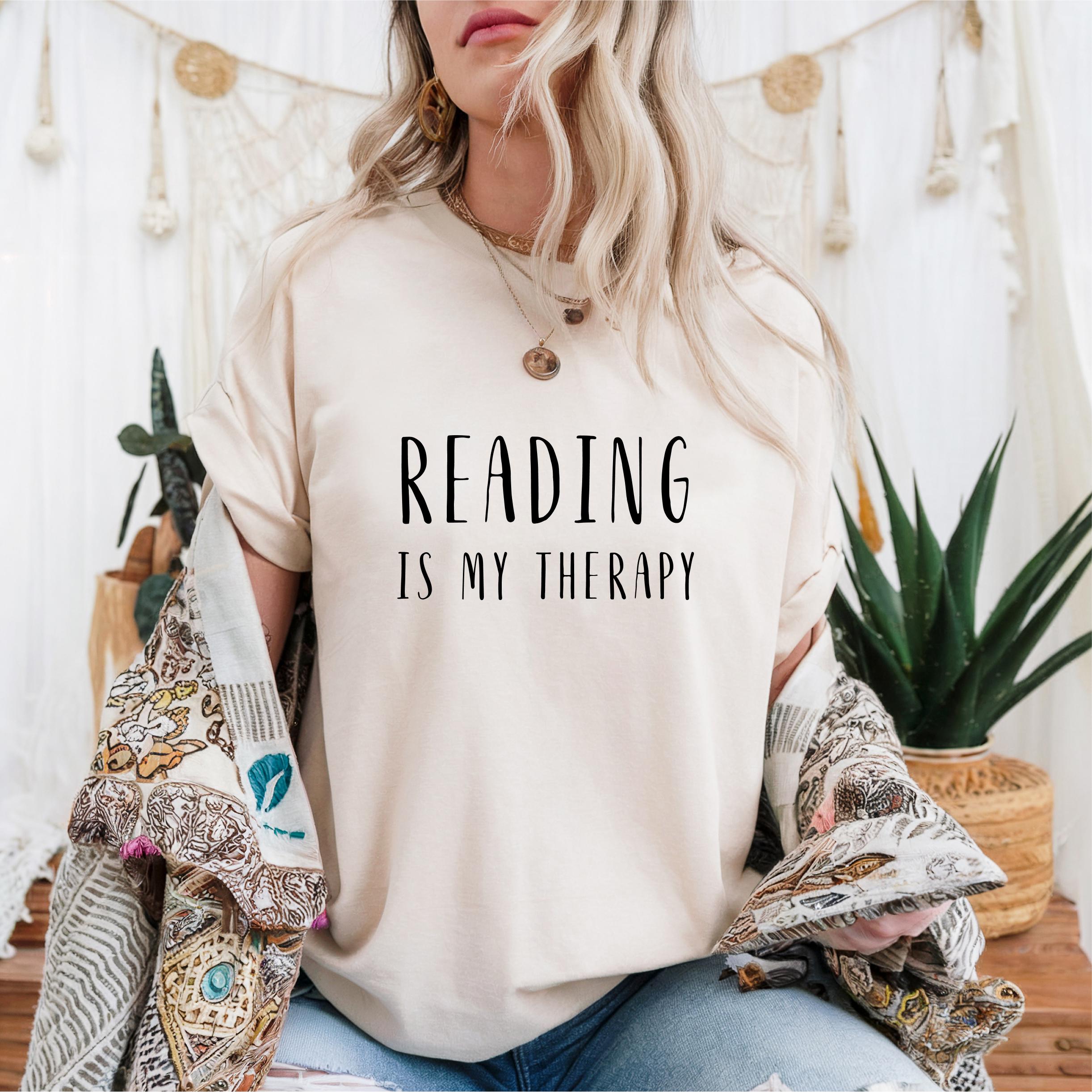 Reading is my Therapy T Shirt Buchliebhaber Shirt Lesen Geschenk Bcherwurm Shirt Geschenk fr Leser Bibliophile T Shirt Graphic Tee – Everyday Comfort · High-Quality Print