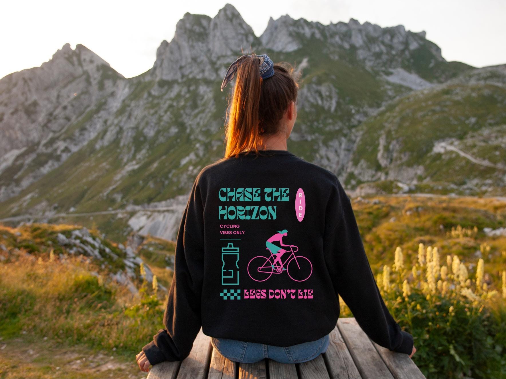 Chase the Horizon Sweatshirt Fahrrad Sweatshirt Fahrradliebhaber Radfahren Hoodie Radfahrer Shirt Fahrrad Enthusiast Hoodie – Premium Graphic · Perfect For Daily Wear