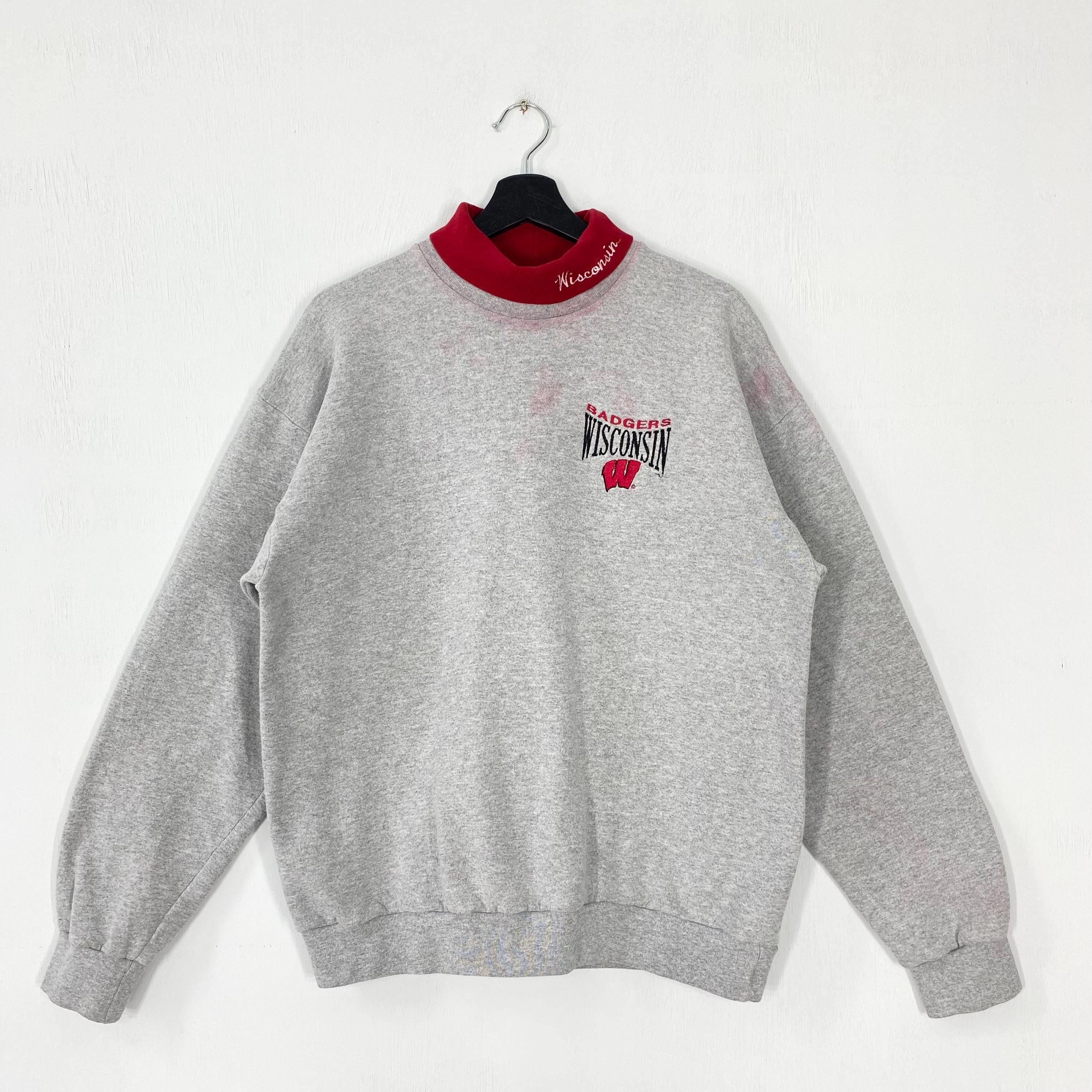 Vintage 90s University Wisconsin Sweatshirt Wisconsin Crewneck Wisconsin Sweater Pullover Wisconsin Badgers Embroidered Logo Grey Medium Sweatshirt – Aesthetic Look · High-Quality Print
