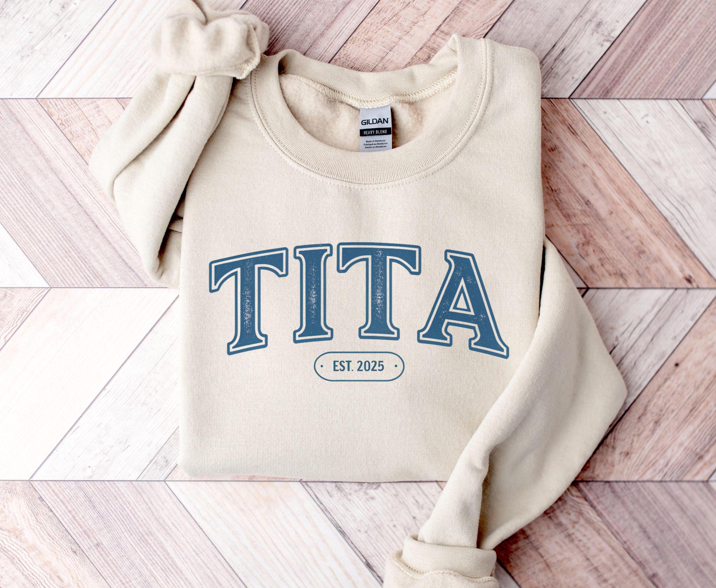TITA Sweatshirt Est 2025 New Aunt Shirt First Time Tita Crewneck Sweatshirt Aunt Gift for Tita Sweatshirt – Feel-Good Design · Trending Graphic Apparel