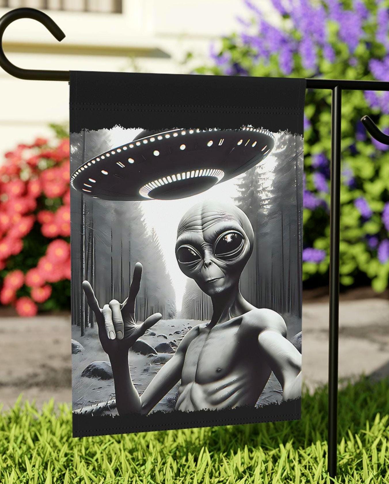 Alien Garden Flag UFO Cryptid Outdoor Decor UFO Yard Art Home Garden Flag Sci Fi Theme Garden Flag Novelty Housewarming Gift Graphic Tee – Feel-Good Design · High-Quality Print