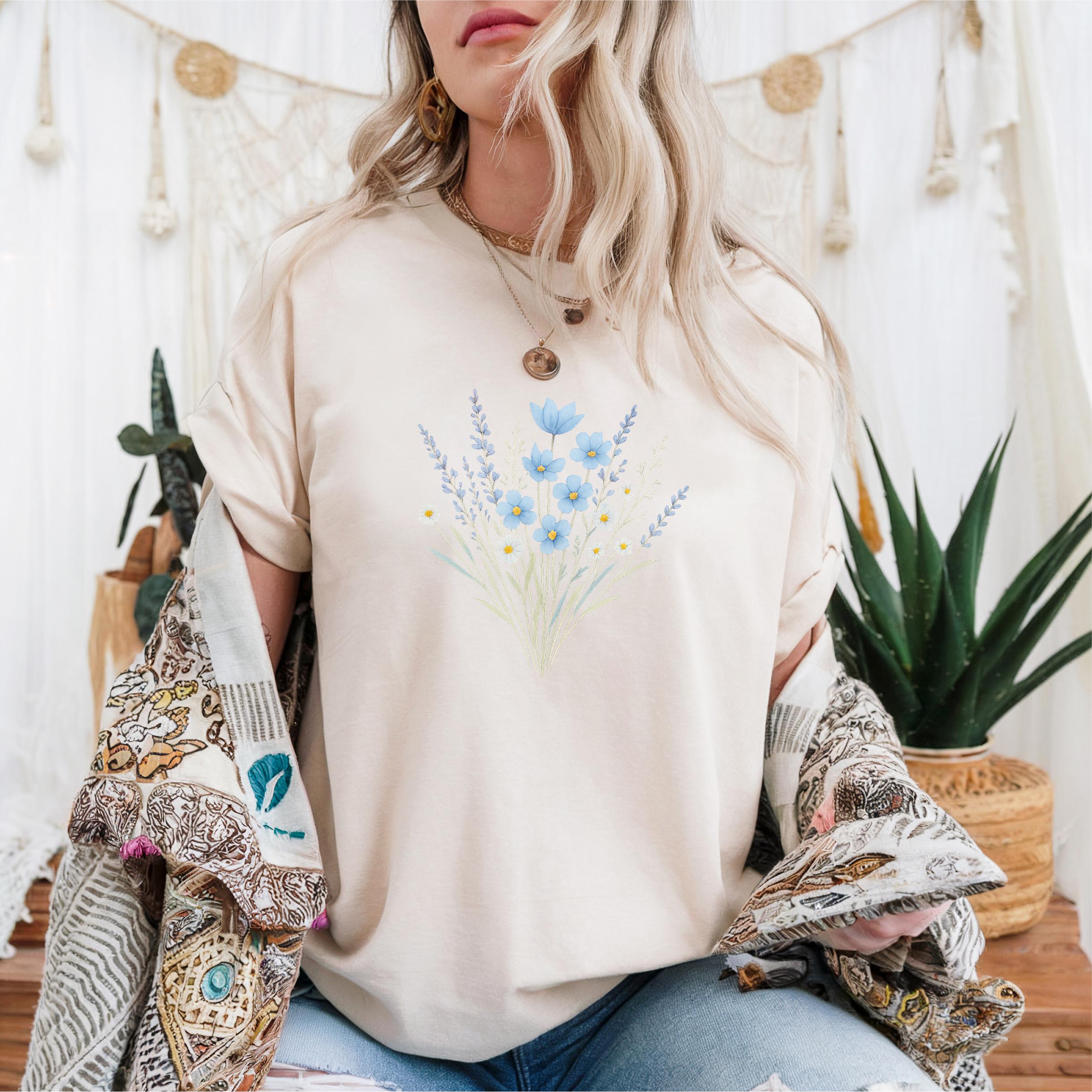 Blumen T Shirt Blaue Blumen Print Vintage Stil Natur Shirt Florales Design Geschenk fr Blumenliebhaber Sommer Shirt Graphic Tee – Feel-Good Design · Great Gift For Fans
